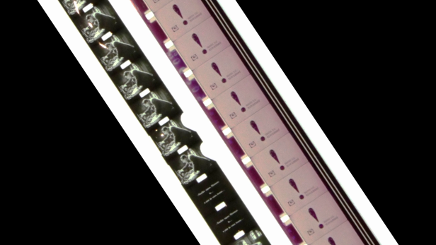 Die Bildfläche und die Abstände der Perforationen sind bei 9.5mm fast gleich gross wie bei 16mm - weshalb ein Umschneiden eines 16mm Films auf 9.5mm möglich ist. 