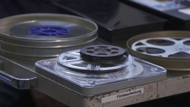 Von Videobändern klar zu unterscheiden sind die Filmformate: Filme weisen eine Perforation am Rand oder in der Mitte des Filmstreifens auf. 