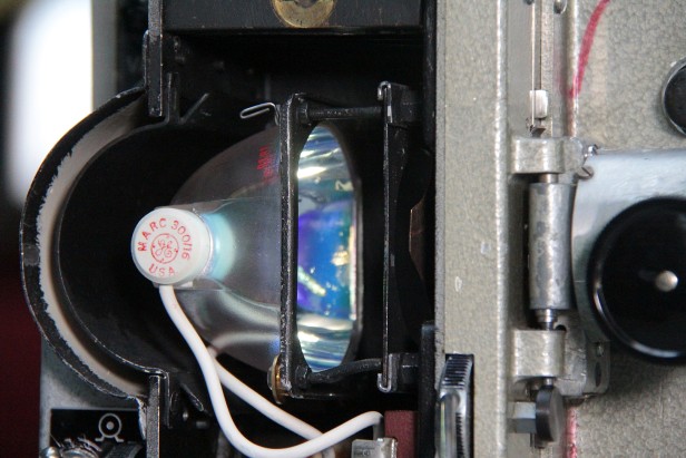 Pathé  9.5mm Projektor mit umgebauter Lichtquelle