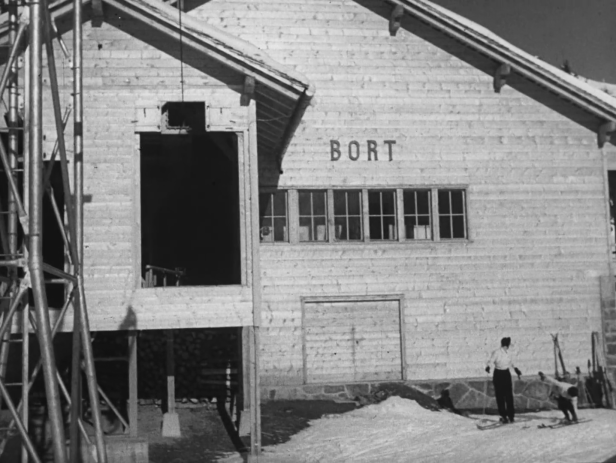 Einfahrt in die Station Bort. (Filmstill)