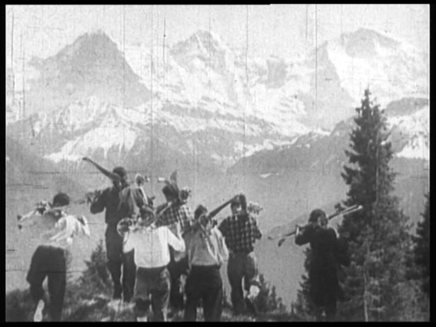Wenn der Schnee nicht mehr ganz bis ins Tal reicht, müssen die Skier geschultert werden. (Filmstill)