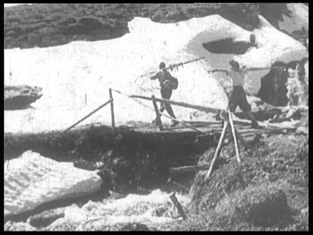 Sportlich auf den Berg marschierend... (Filmstill)