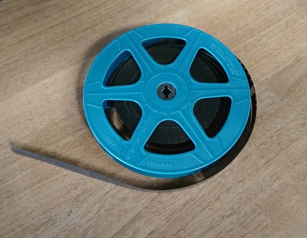 In etwa so sehen die gesuchten Filmspulen aus: Durchmesser ca. 18cm, aus Plastik (rot, blau oder schwarz) oder Metall, der aufgewickelte Film ist 8mm oder 16mm breit.