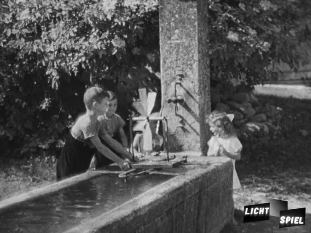 Das Prinzip der Wasserkraft am Modell erklärt (Filmstill)
