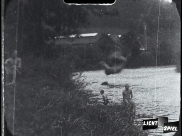 Ein kühler Sprung in den Doubs (Filmstill)