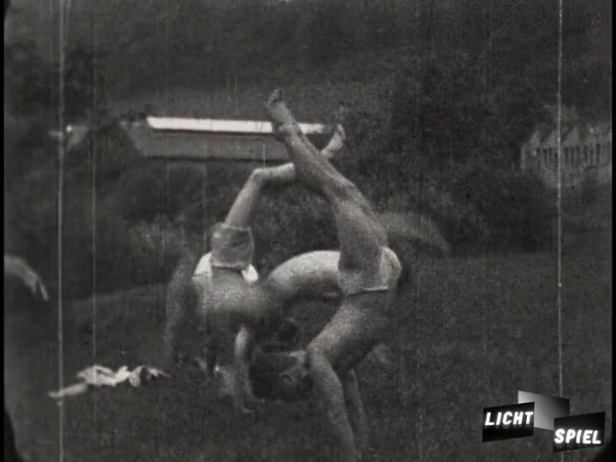Artisten am Badestrand (Filmstill)