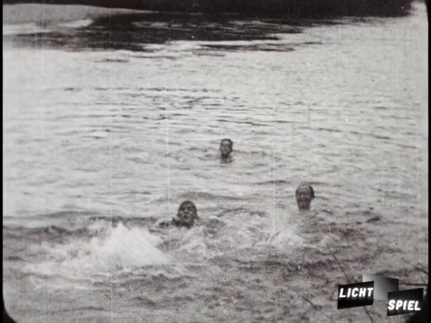 Baden im kühlen Doubs (Filmstill)