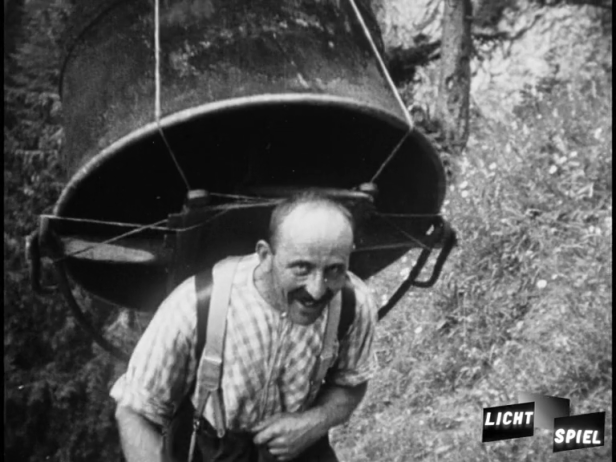 Auf die obere Alp müssen die Älpler die Käse-Ausrüstung selber tragen (Filmstill)