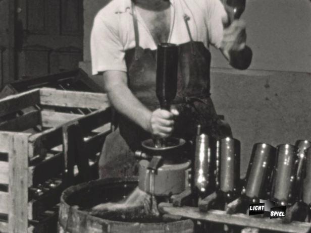 Flaschenreinigung und Abfüllen des Weins (Filmstill)