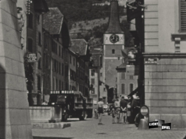 Dorfplatz von La Neuveville mit dem Hotel du Lac und einem Biertransporter. (Filmstill)